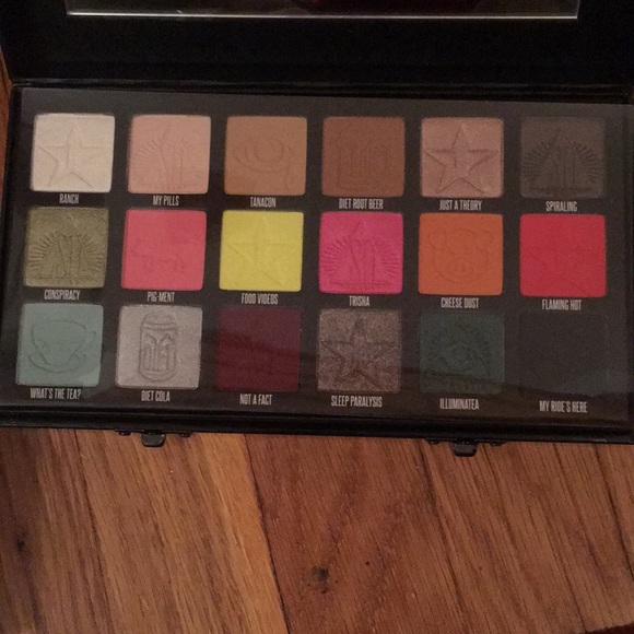 Conspiracy Palette eyeshadow - Picture 4 of 4